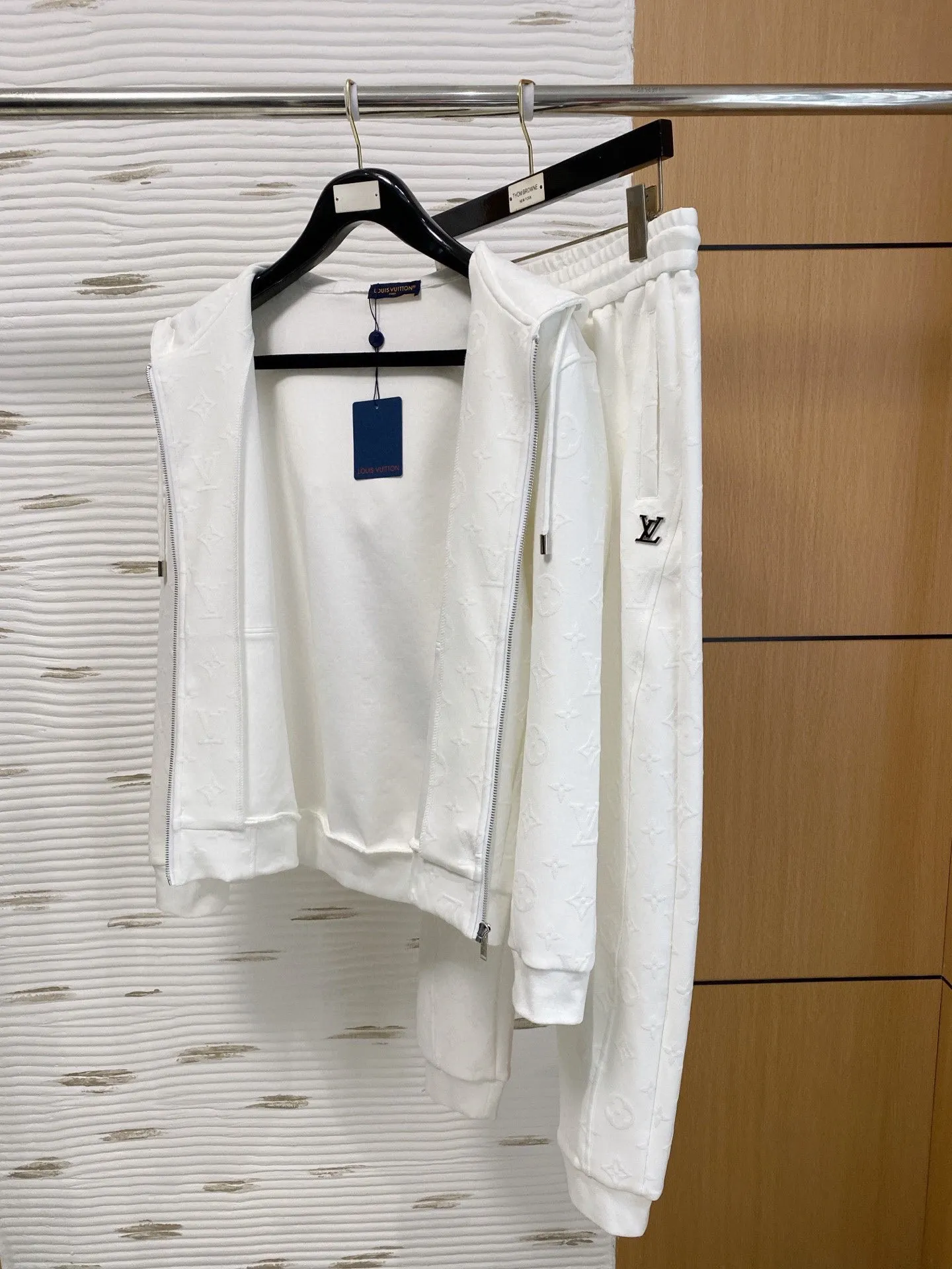 🅿️720 LV hot-selling suit is coming. Focus on the original version of the official website. 2025 new hot-selling cardigan suit. The original order is the best. 🇭🇰The meticulous work of top designers. It has a fitting and perfect upper body effect. All-natural high-quality Tencel Roman cotton 100%, close-fitting comfort, noble and elegant! Original hardware embodies elegance and nobility! Counter size: M-3XL (maximum wear up to 190 pounds)